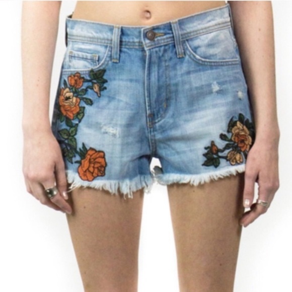 Flying Monkey Size 28 Embroidered Floral Raw Hem Lightwash Shorts Western Boho - Picture 1 of 7